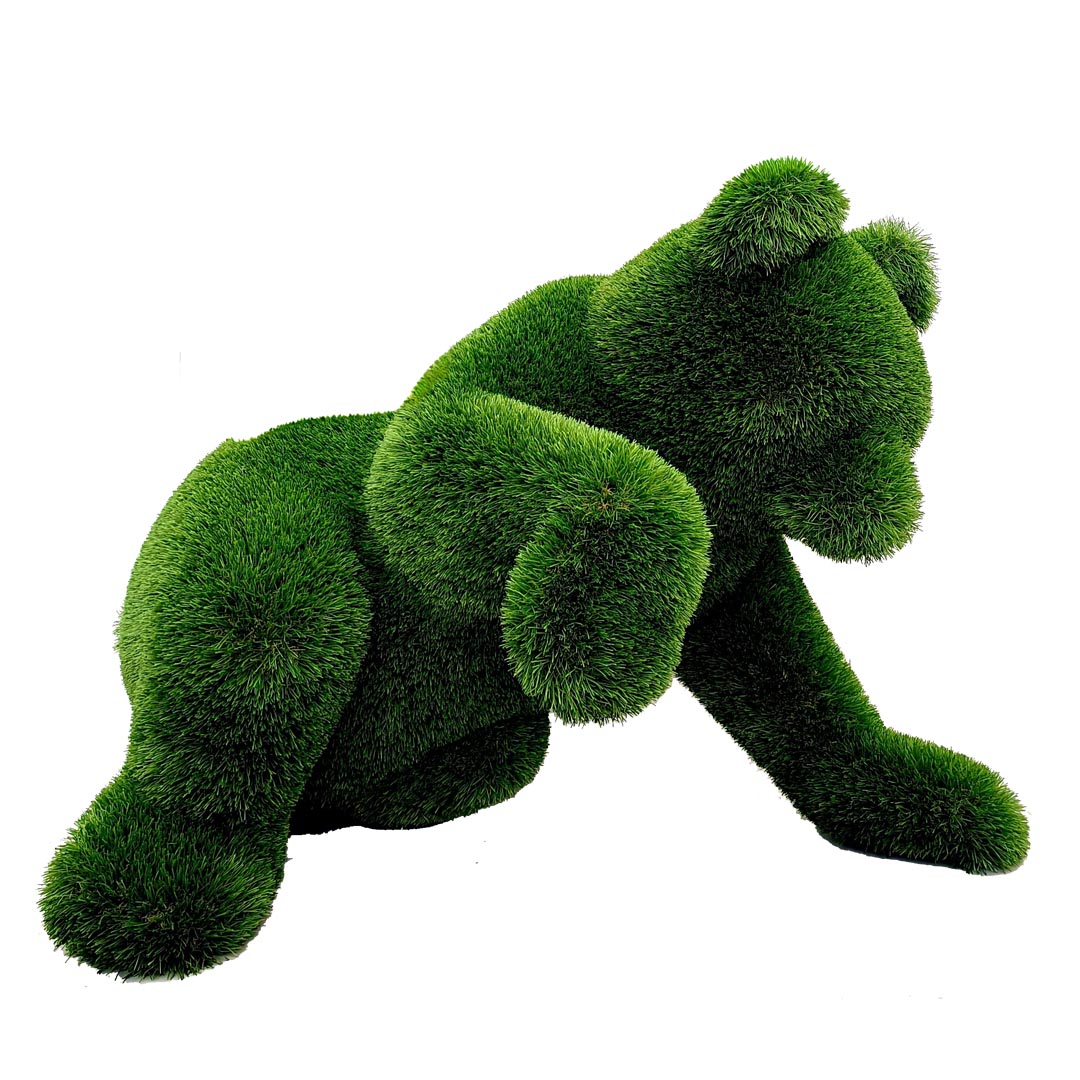 Orso sdraiato in erba sintetica