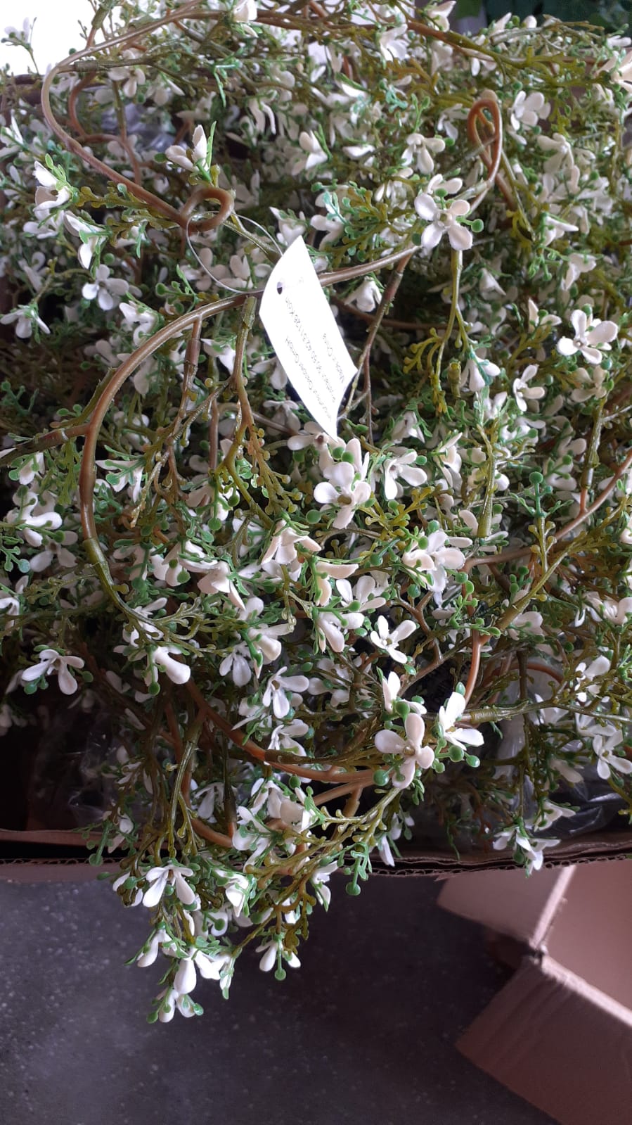 Edera con fiori artificiale